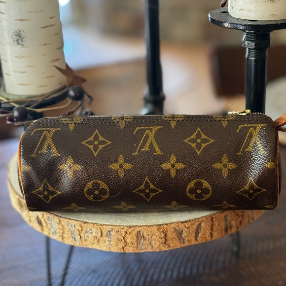 LOUIS VUITTON 
Monogram Trousse Ronde 20 Makeup Case - Picture 4 of 15